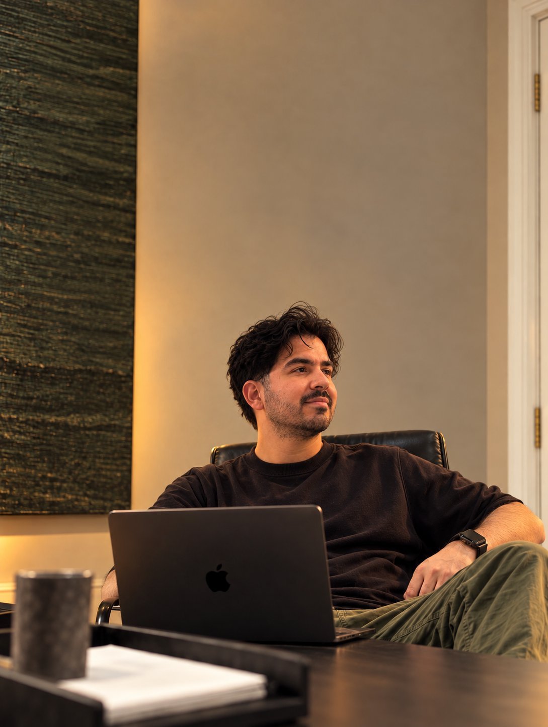 Alcides Gabriel, da Gab Global, trabalhando no notebook no escritório