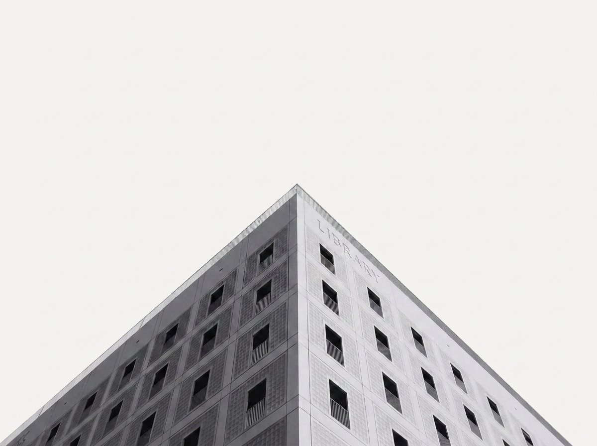 Fachada de prédio moderno, vista de baixo