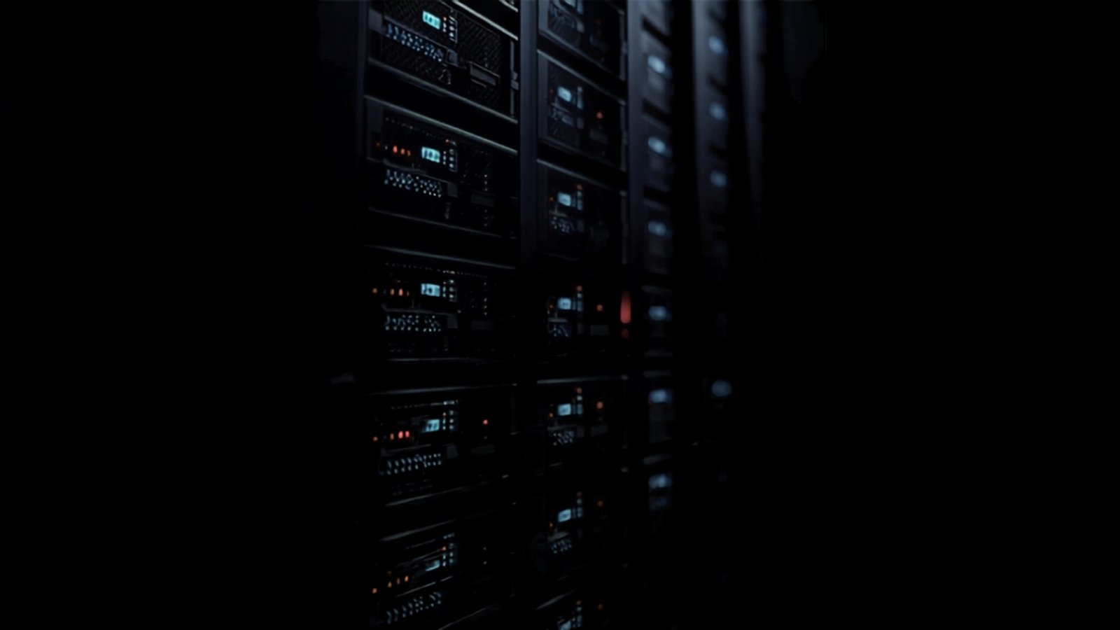Close-up de um rack de servidores com luzes de status, símbolo de hospedagem confiável
